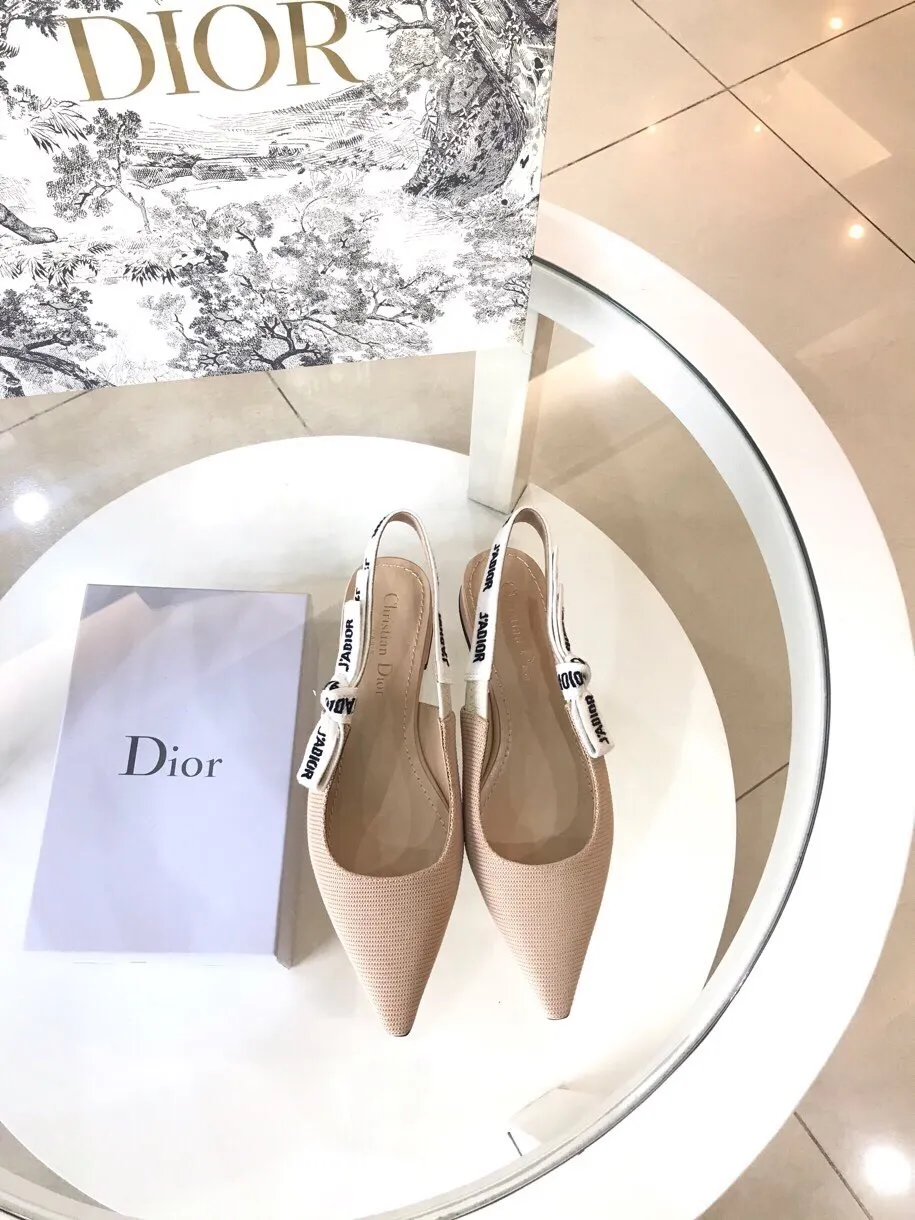 👟👟Ex-factory price 480👟👟 ✨✨ Newly upgraded Dior letter shoes that are so popular 🔥 that people are waiting in line! Dior jadore's first runway collection for the new designer. Originally, j'adore meant my favorite. Then I took a homophone and changed it into j'adior, which means I love Dior. Pointed bow letter ribbon slingback slingback shoes. * Black technical fabric * J'Adior embroidered ribbon * Flat knot * Leather sole matched with Mr. Christian Dior's favorite lucky star * Heel 1 cm/6.5 cm/9.5 cm *size: 33-43 (33/34/40/41/42/43 customized) *1cm flat bottom/6.5cm medium heel/9.5cm 💕When you walk with your head down, you will also look back at the shoes💕